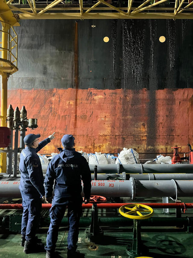 Çanakkale'de denizi kirleten gemiye 39 milyon lira ceza kesildi - Resim: 0