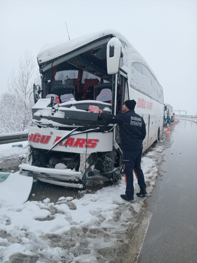 Sivas'ta 2 yolcu otobüsü çarpıştı! Yaralılar var - Resim: 1