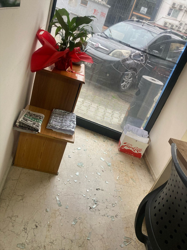 Balıkesir'de AK Parti Burhaniye İlçe Başkanlığı binasına taşlı saldırı yapıldı - Resim: 0