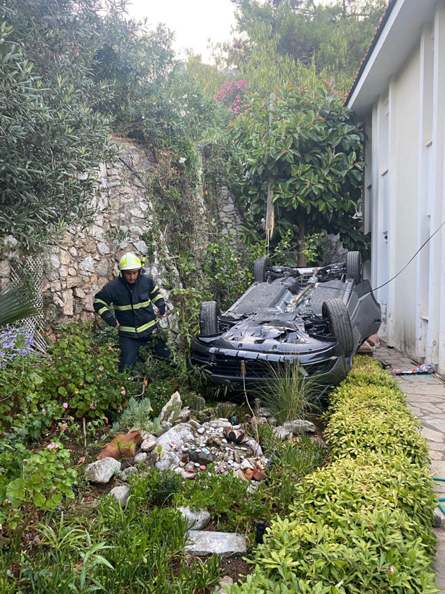 Marmaris'te otomobil istinat duvarını aşıp bahçeye uçtu! Ölü ve yaralılar var - Resim: 0