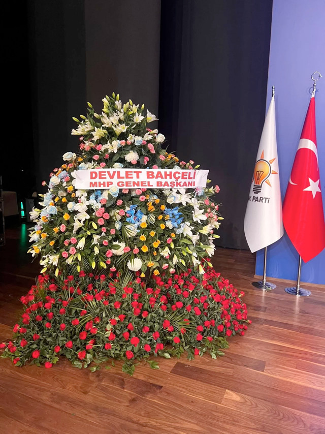 MHP'den AK Parti'ye sembollerle dolu hediye çiçek jesti - Resim: 0