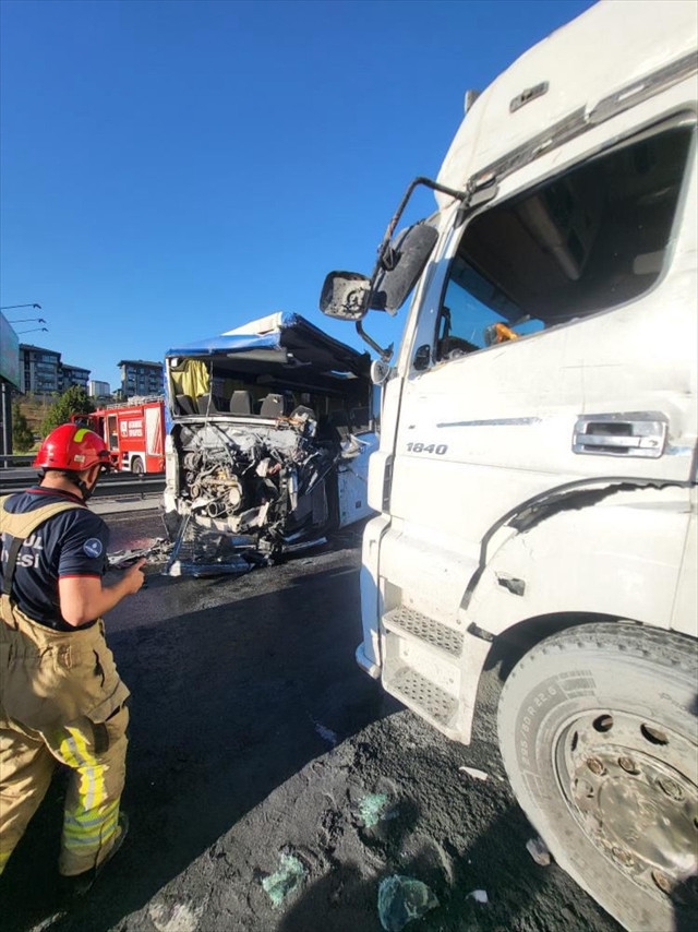 TEM Otoyolu'nda zincirleme kaza! Ölü ve yaralılar ve ulaşım durdu - Resim: 1