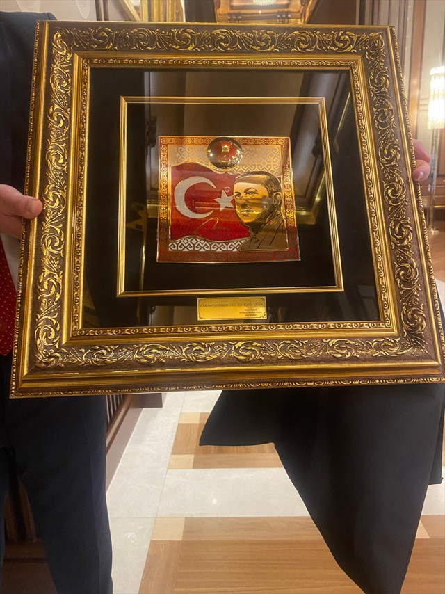 MHP Genel Başkanı Bahçeli'den Cumhurbaşkanı Erdoğan'a anlamlı hediye - Resim: 0