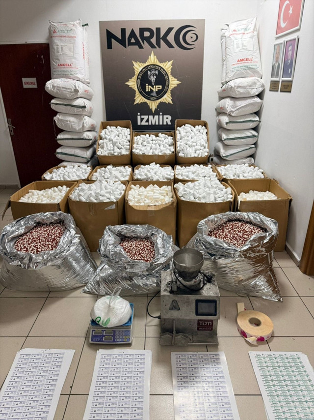 İzmir'de 2 milyon 309 bin 774 uyuşturucu hap ele geçirildi - Resim: 0