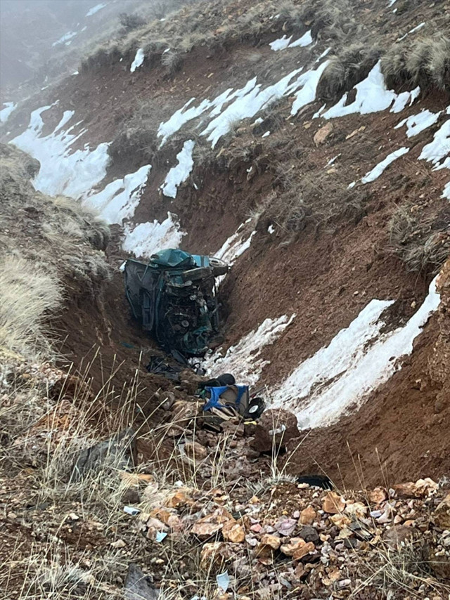 Şarampole devrilen otomobildeki 2 kişi öldü - Resim: 0