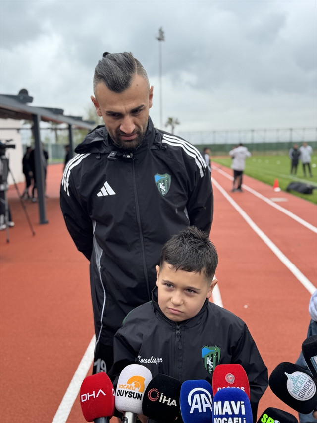 Serdar Dursun'dan golünü tuşlu cep telefonuyla kaydeden minik taraftara anlamlı hediye - Resim: 0