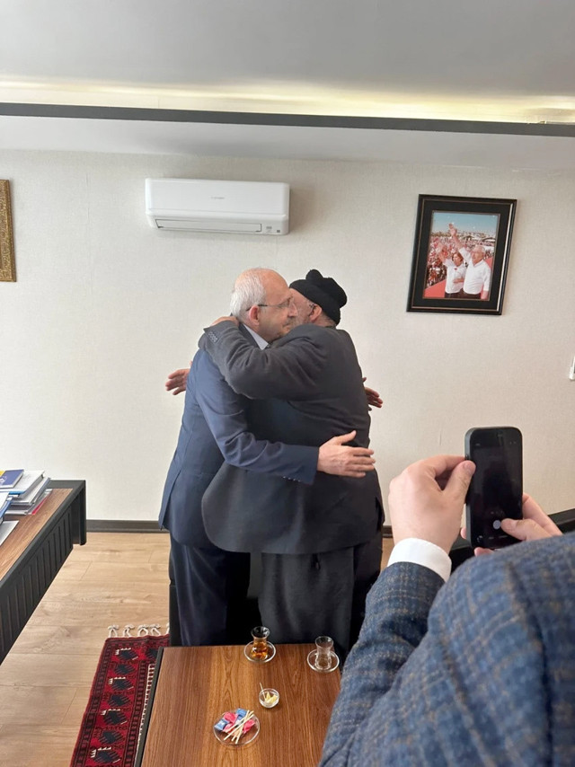Kılıçdaroğlu'na linç girişiminde bulunmuştu yıllar sonra ziyaret etti helallik istedi - Resim: 0