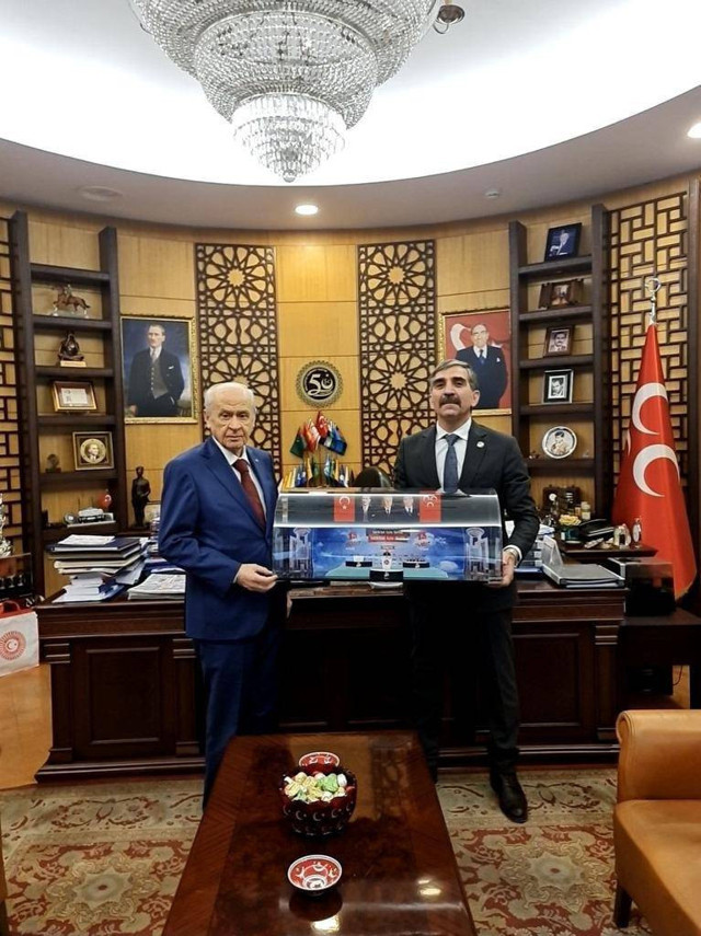 MHP Lideri Devlet Bahçeli'ye  13. Olağan Büyük Kurultayı’nın maketi hediye edildi - Resim: 0