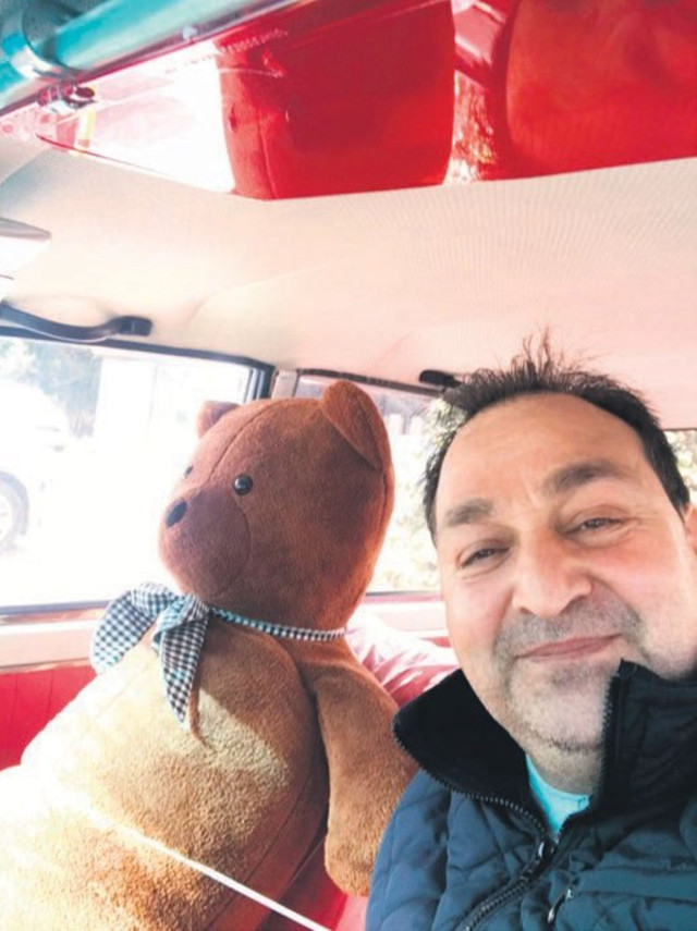 Eve gelen EDS cezası makbuzu ve EDS fotoğrafı kıskançlık krizine yol açtı! Eşi ile arasına pelüş ayı girdi - Resim: 0