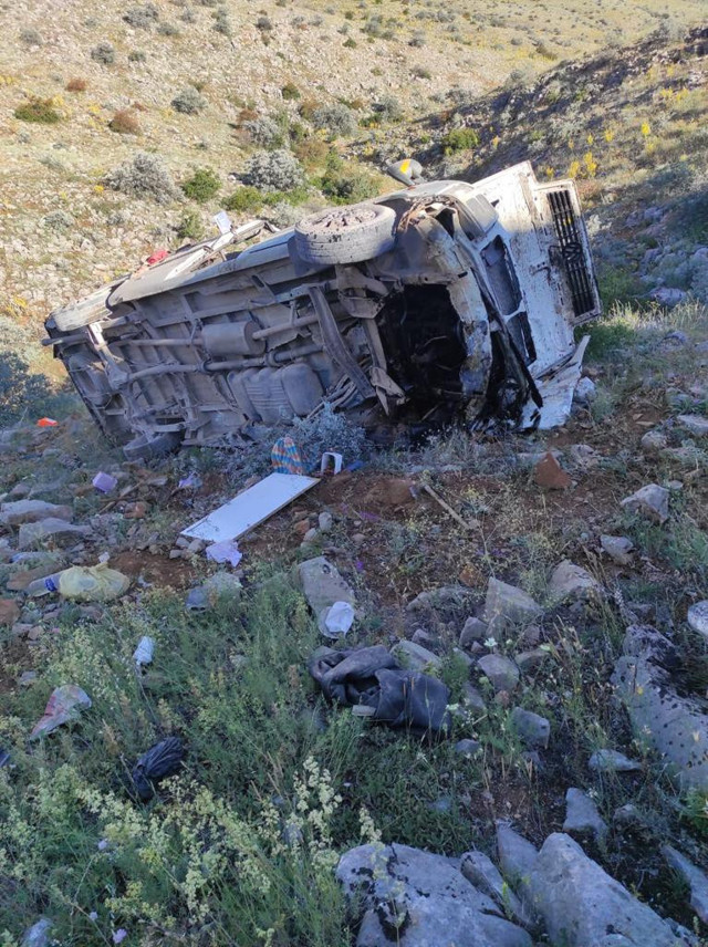 Konya'da feci kaza! İşçileri taşıyan minibüs devrildi ölenler ve yaralılar var - Resim: 0
