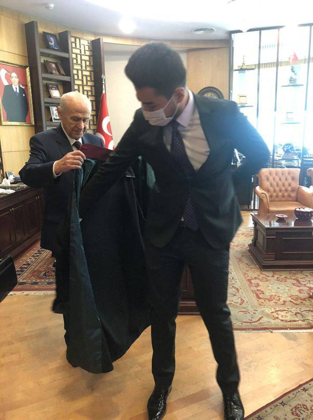 Devlet Bahçeli vefat eden MHP'li vekilin oğluna avukatlık cübbesini giydirdi - Resim: 1