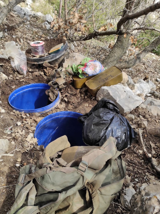 Şırnak'ta terör örgütü PKK'ya ait çok sayıda patlayıcı, silah ve mühimmat ele geçirildi - Resim: 0