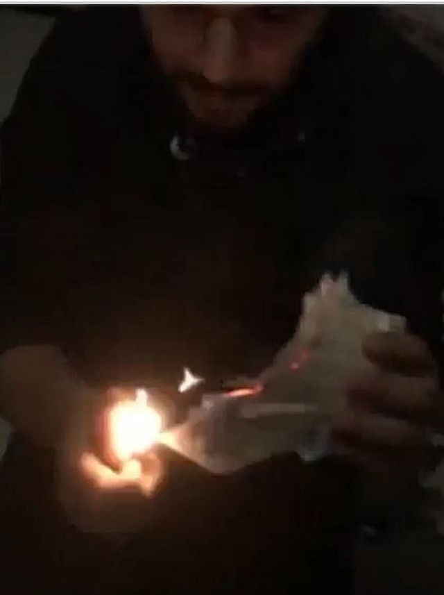 Bu saygısızlığı hayvan yapmaz! İçki masasında Kur'an-ı Kerim'i yırtıp yaktılar - Resim: 0