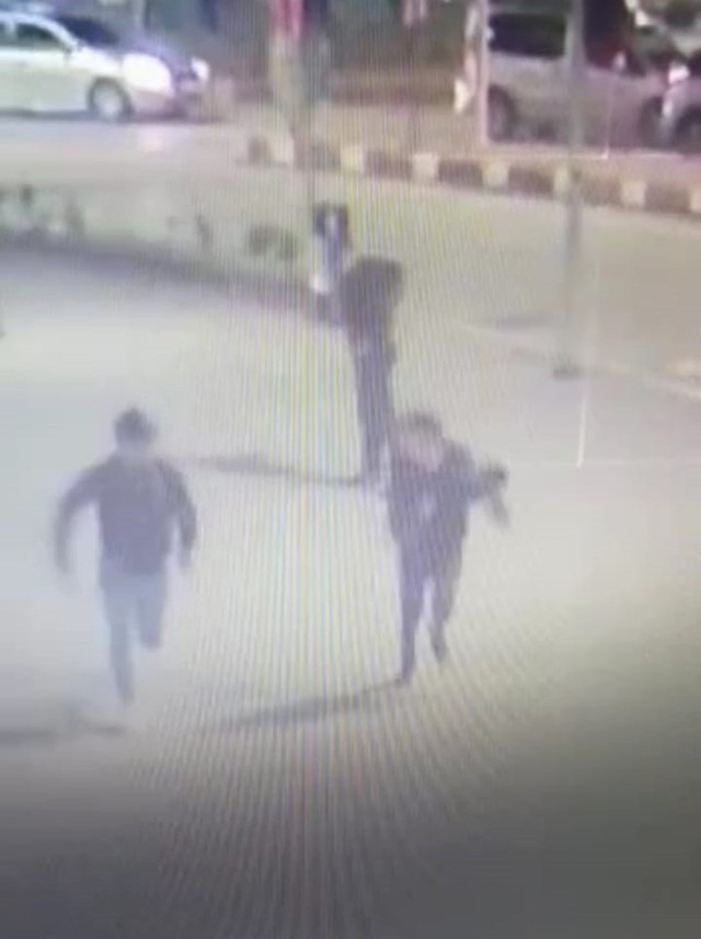 Bıçaklı kavganın görüntüleri ortaya çıktı! Cinayet anı kamerada: Saniyeler içinde yere yığıldı! - Resim: 0