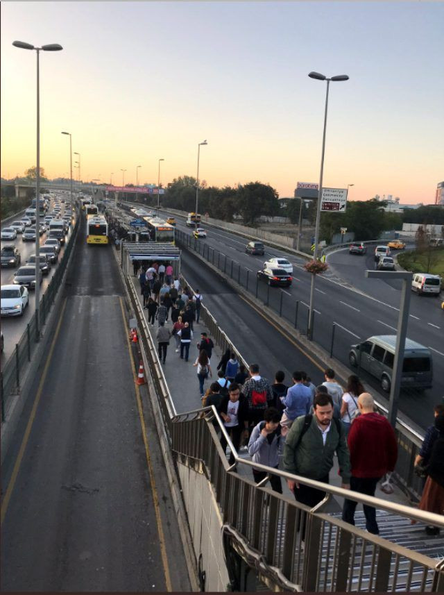 Altunizade metrobüs durağı! İBB tek hamleyle yoğunluğu bitirdi - Resim: 1