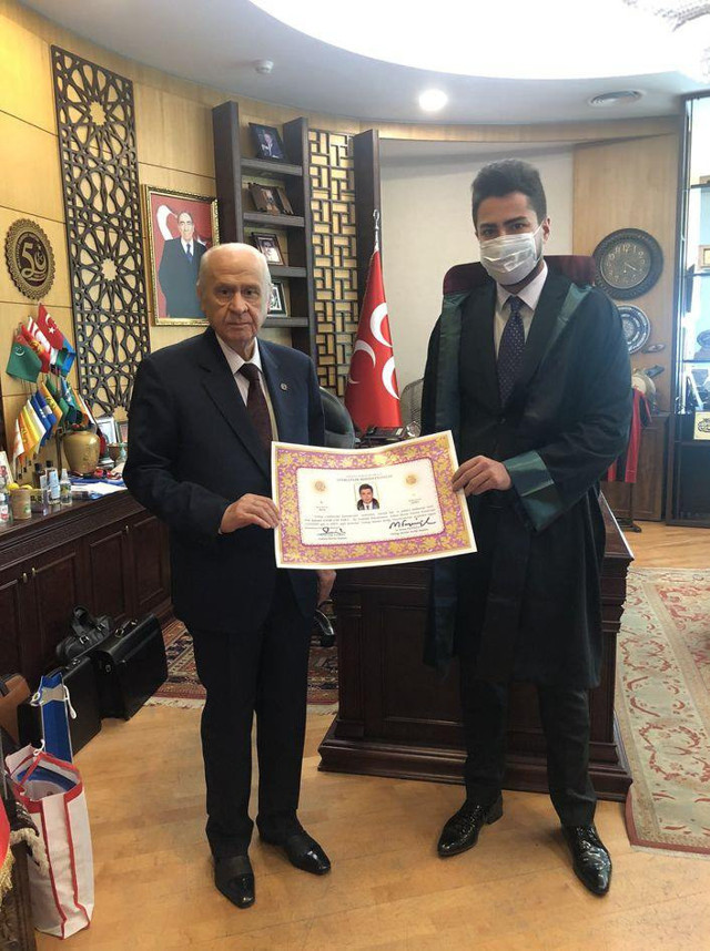 Devlet Bahçeli vefat eden MHP'li vekilin oğluna avukatlık cübbesini giydirdi - Resim: 2