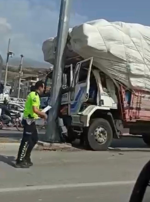 Hatay'da kontrolden çıkan kamyon dehşet saçtı!Çok sayıda yaralı var - Resim: 0