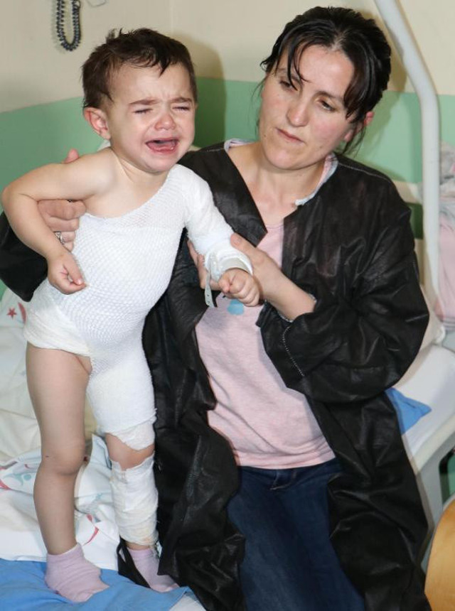 Alevlerin içine dalıp minik kızını kurtardı - Resim: 0