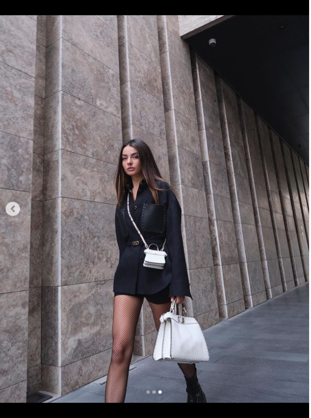 Ayça Ayşin Turan mini şortlu file çoraplı kombiniyle büyüledi - Resim: 0