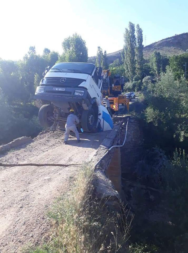 Eski köprü aniden çöktü! seyir halindeki beton mikseri asılı kaldı - Resim: 2