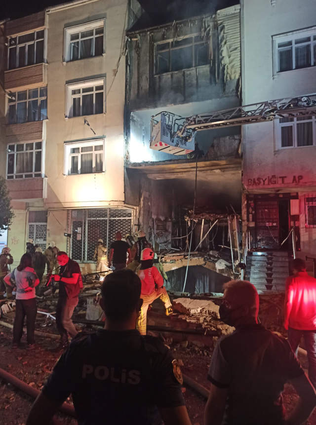 Avcılar'da şiddetli patlama! Felaket sonrası ayakkabıcı dükkanında yangın çıktı: 4 yaralı - Resim: 1