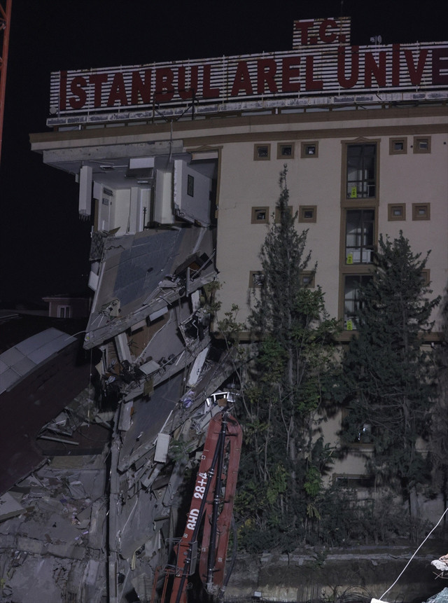 İstanbul'da facianın eşiğinden dönüldü: Önce istinat duvarı ardından 3 katlı özel üniversite binası çöktü - Resim: 3