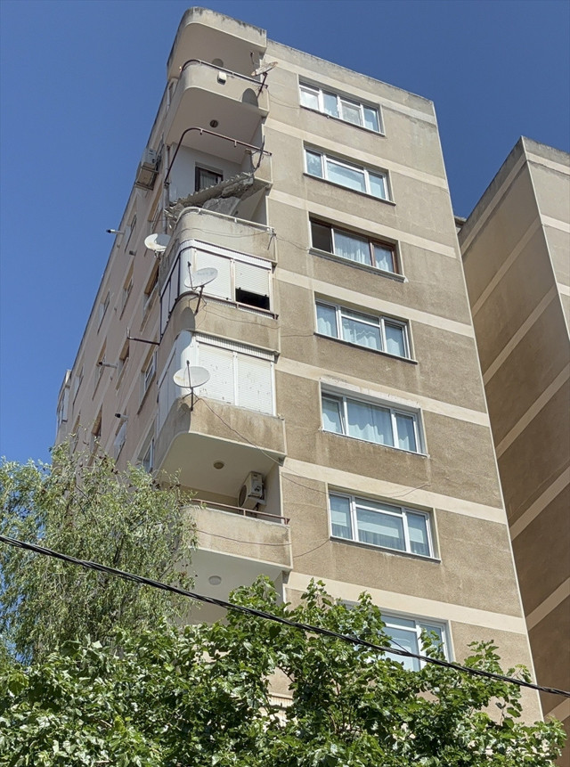 Maltepe'de bir binanın 8. katındaki balkon çöktü - Resim: 1