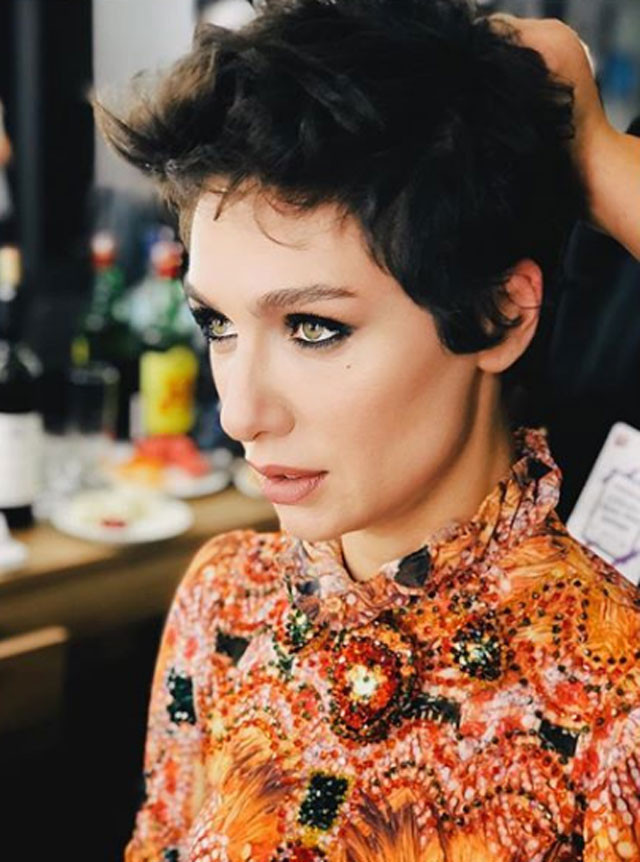 Birce Akalay ilk kez açıkladı! Saçlarını bu yüzden kısa kestirmiş  - Resim: 1