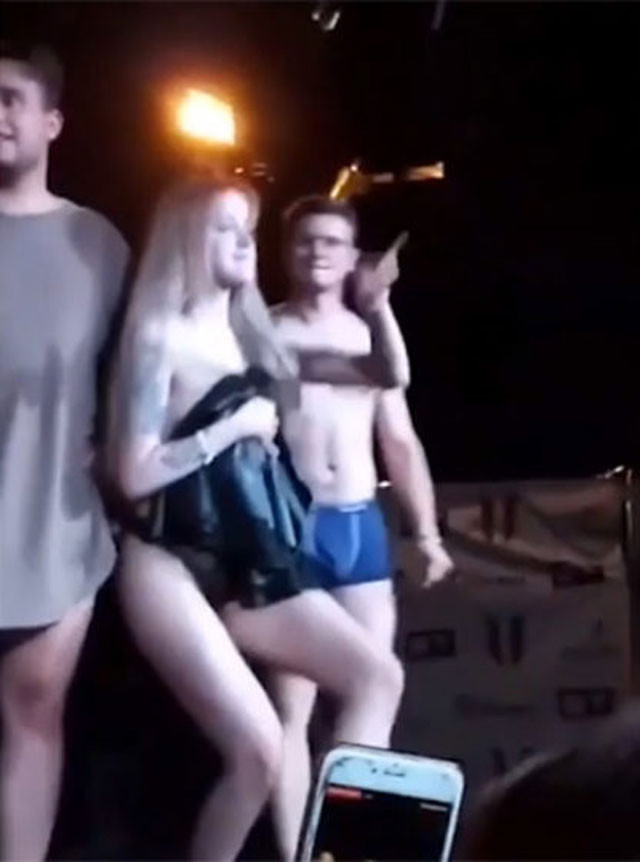 Bu nasıl etkinlik? 90 TL için sahnede çırılçıplak soyundular - Resim: 4