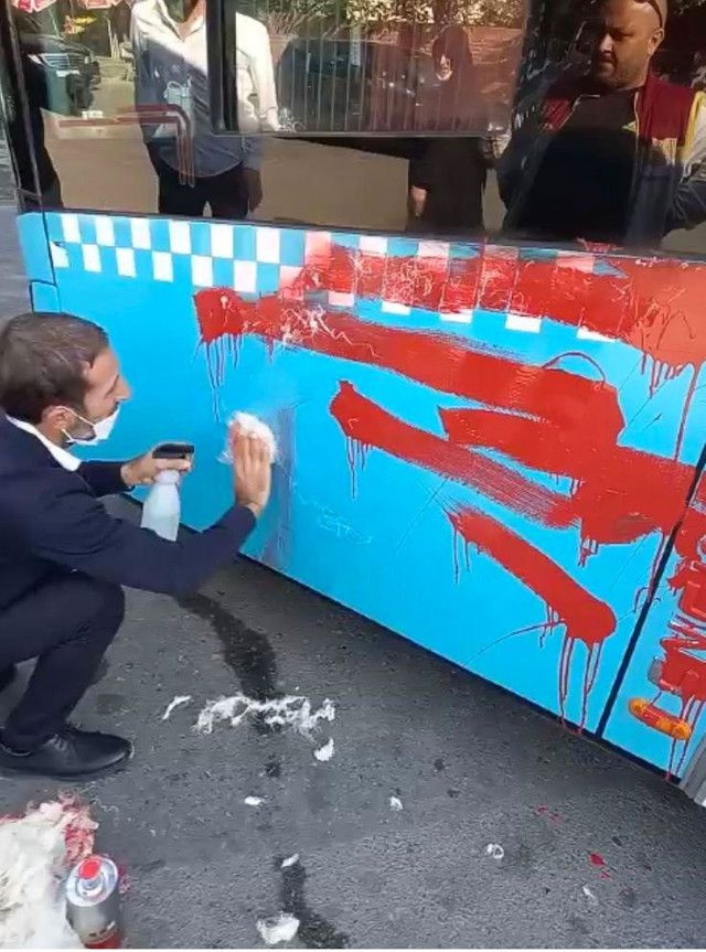 Ümraniye'de inanılmaz olay otobüse alınmadı taksiyle takip etti öfkeli kadın otobüsü kırmızıya boyadı - Resim: 1