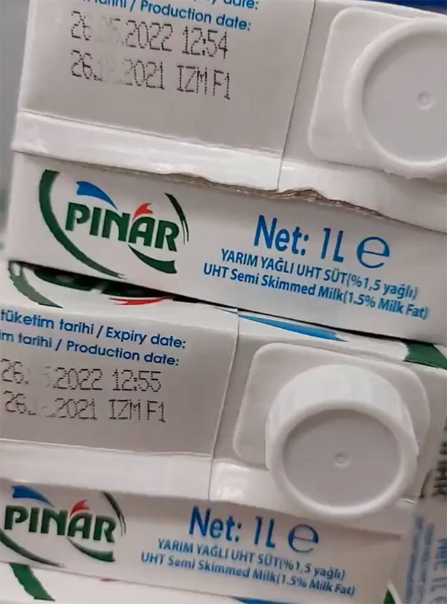 BİM'den müşterilerine kirli tuzak! Tarihi geçmiş sütleri indirimli satıyor müşteri yakaladı - Resim: 0