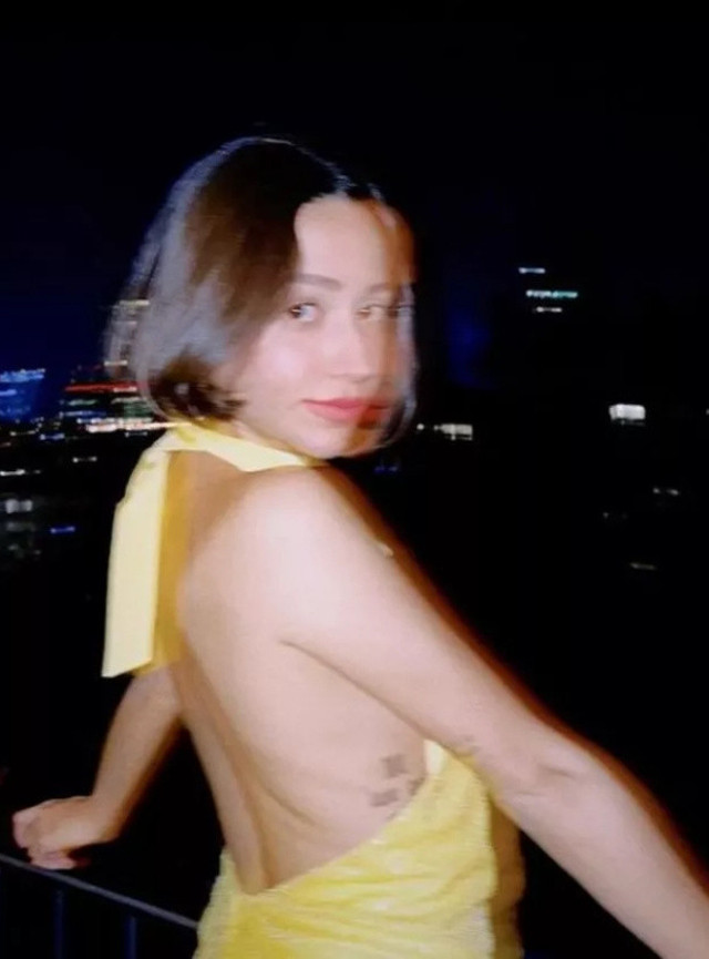 Zeynep Bastık'ın sütyensiz balkon pozu olay oldu! "Kürdan gibi olmuşsun kilo al kilo" - Resim: 1