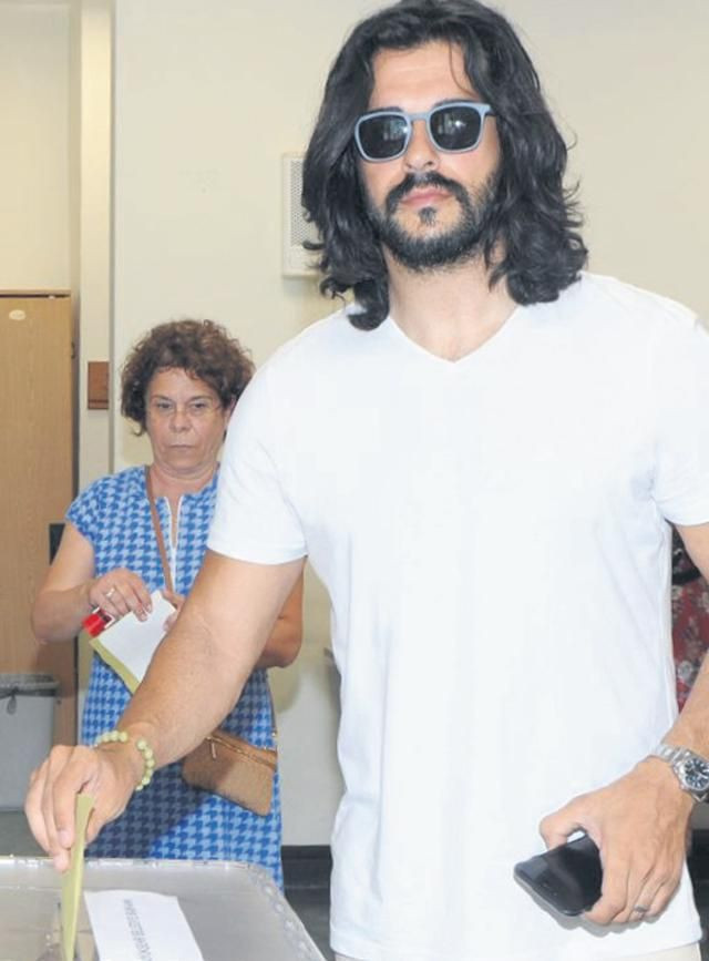 Oy verirken çekilen Burak Özçivit'in yeni imajı olay! Hayranları tanıyamadı - Resim: 3