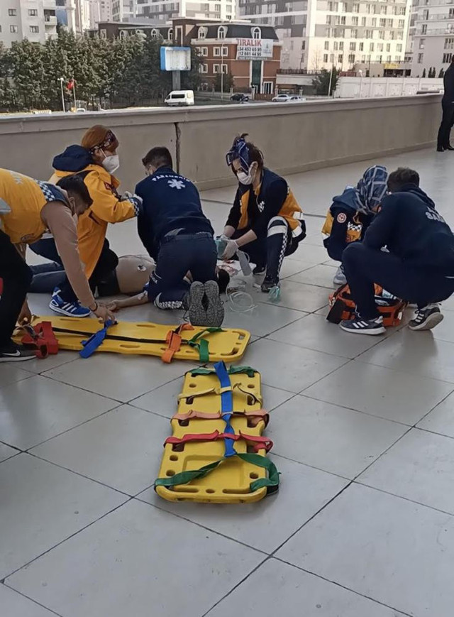 Esenyurt'ta feci olay! 16 yaşındaki genç 12’nci kattan düşüp öldü - Resim: 1