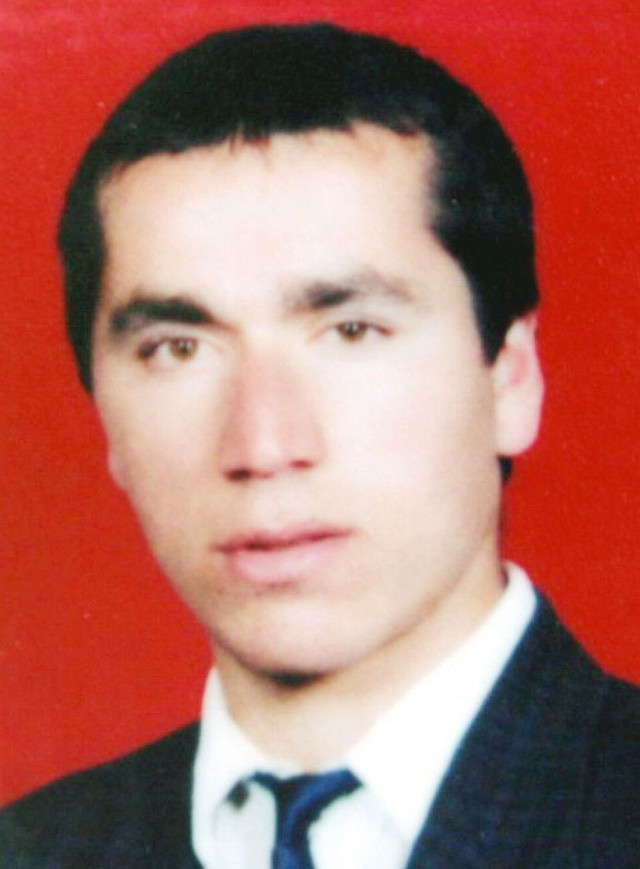 Boş mezarda 30 yıldır kardeşi için dua ediyor dini yönden sakınca bulanlar oldu - Resim: 0