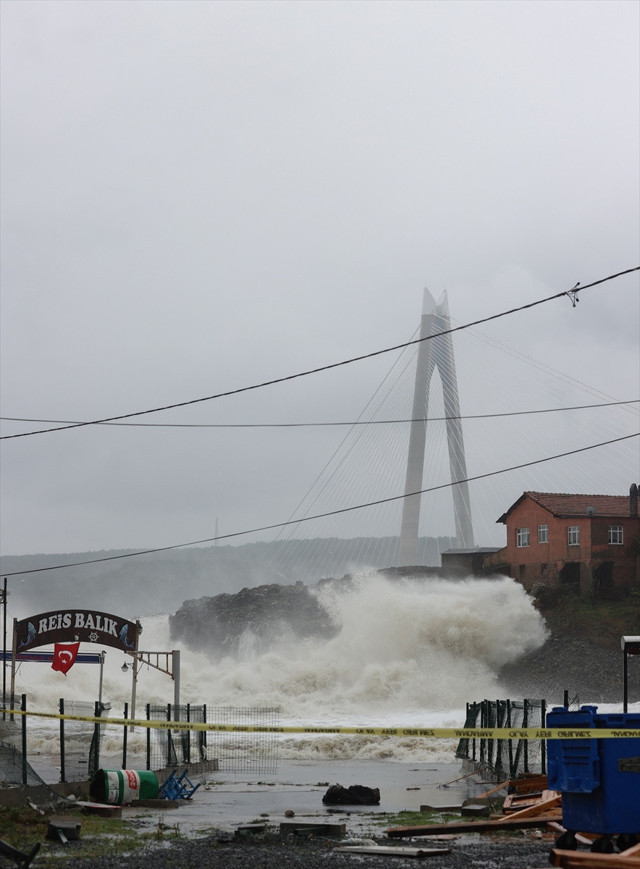 İstanbul'da okullar yarın tatil edildi! Önce kar yağdı sonra fırtına fena vurdu! Mehdirekler devrildi, tekneler parçalandı - Resim: 1
