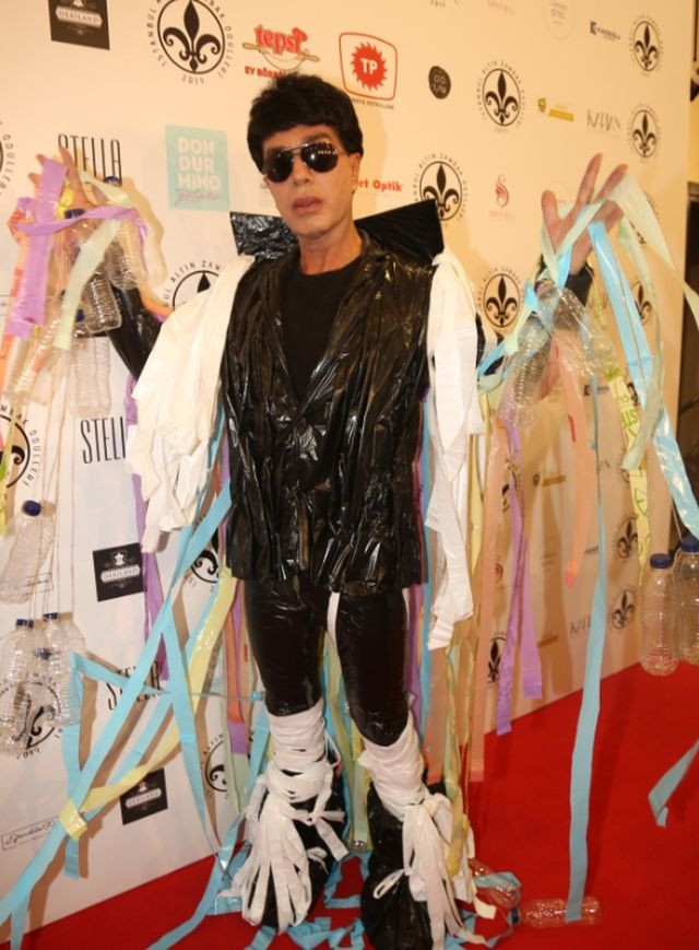 Yılmaz Morgül ödül gecesinde çöp poşeti giydi geceye damga vurdu - Resim: 3