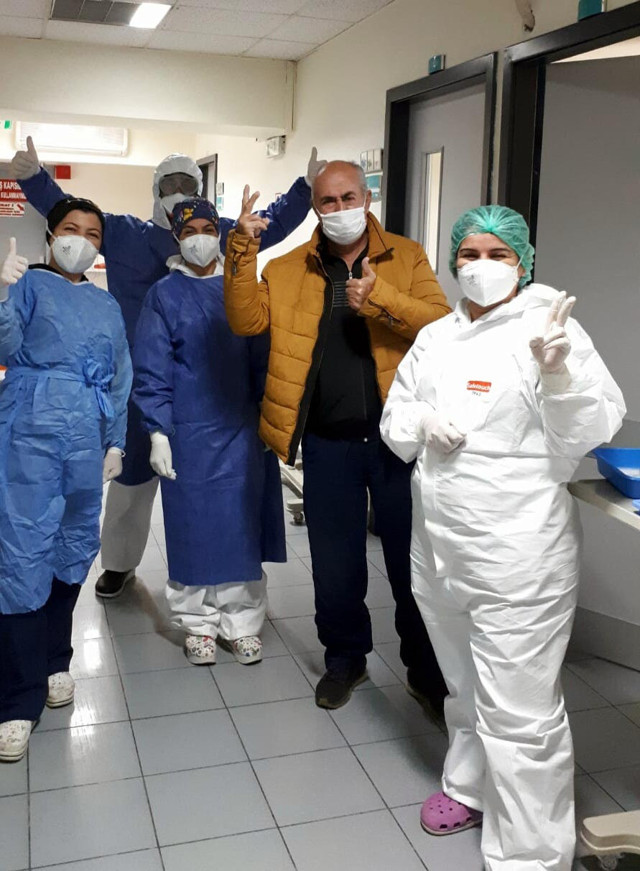 İzmir'de koronavirüsü yenen yaşlı adam: Ciddiye almadım hata yaptım - Resim: 1