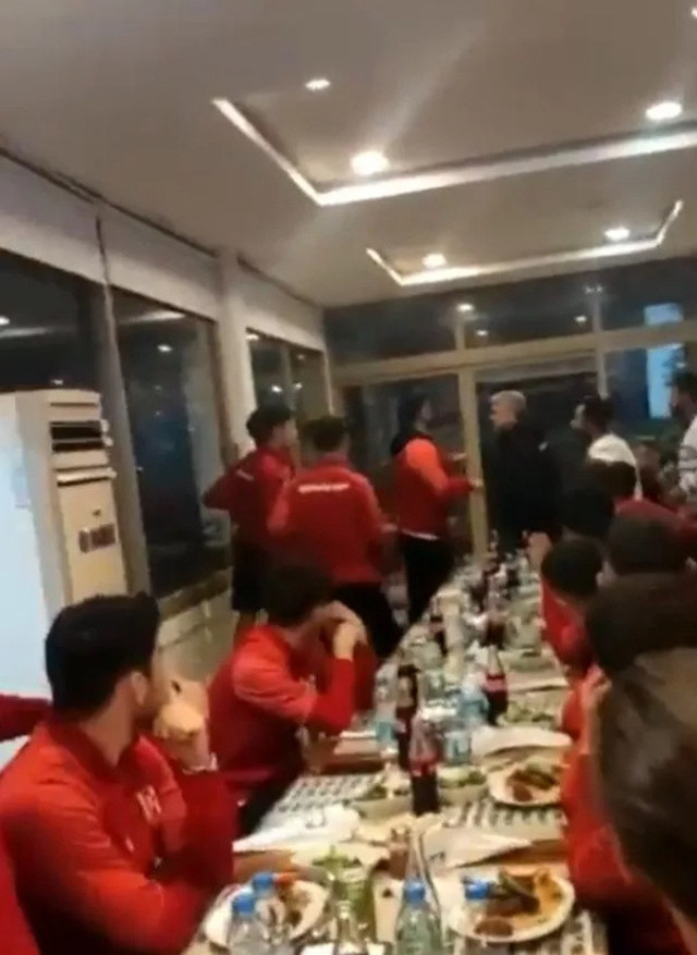 Balıkesir'de futbolculara tekme, tokat saldırı! Sandalyeler havada uçuştu, taraftarlar ortalığı birbirine kattı - Resim: 0