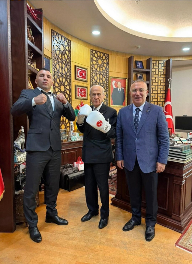 MHP lideri Devlet Bahçeli'den boks eldivenli poz - Resim: 0
