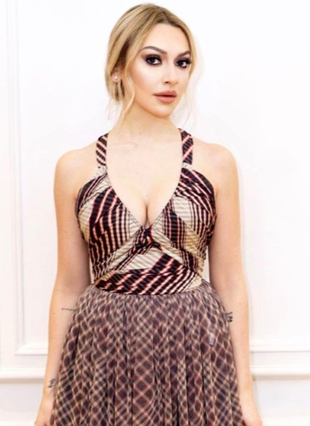 Hadise, O Ses Türkiye'de giydiği dekolteli elbiseyle sosyal medyayı salladı - Resim: 1