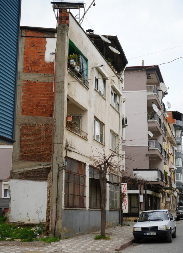 İki boyutlu gibi görünen ev dikkatleri çekiyor - Resim: 1