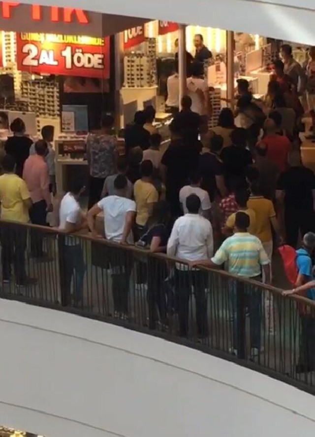 İzmir'de AVM'de kavga izlemek için 'sosyal mesafe' kuralını hiçe saydılar - Resim: 0