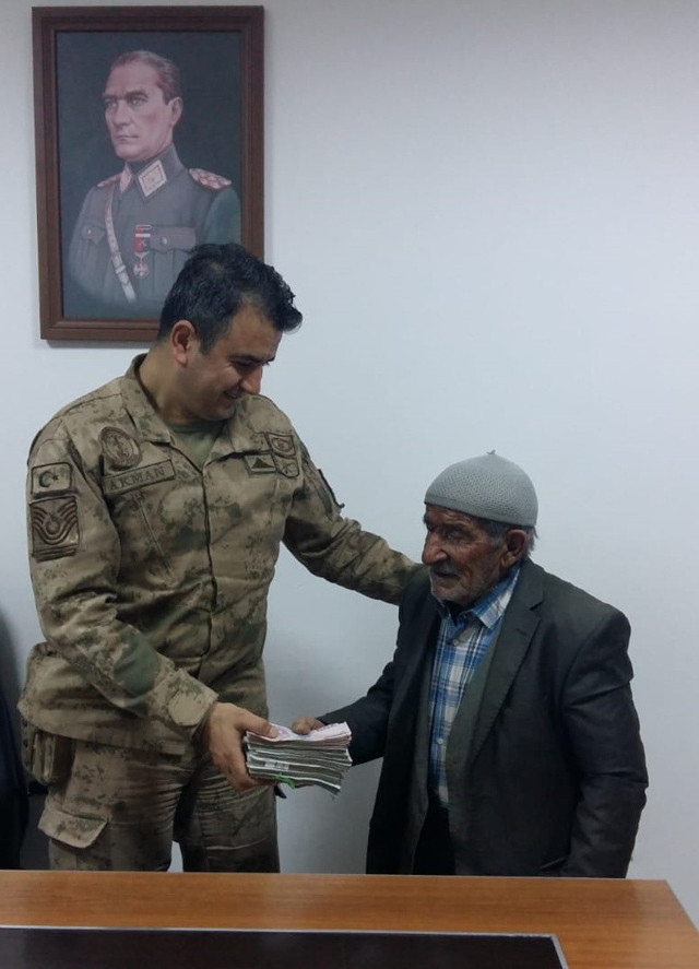 85 yaşındaki Yıldırım, çaldırdığı 63 bin 800 lirasına jandarmanın çalışmasıyla kavuştu - Resim: 0