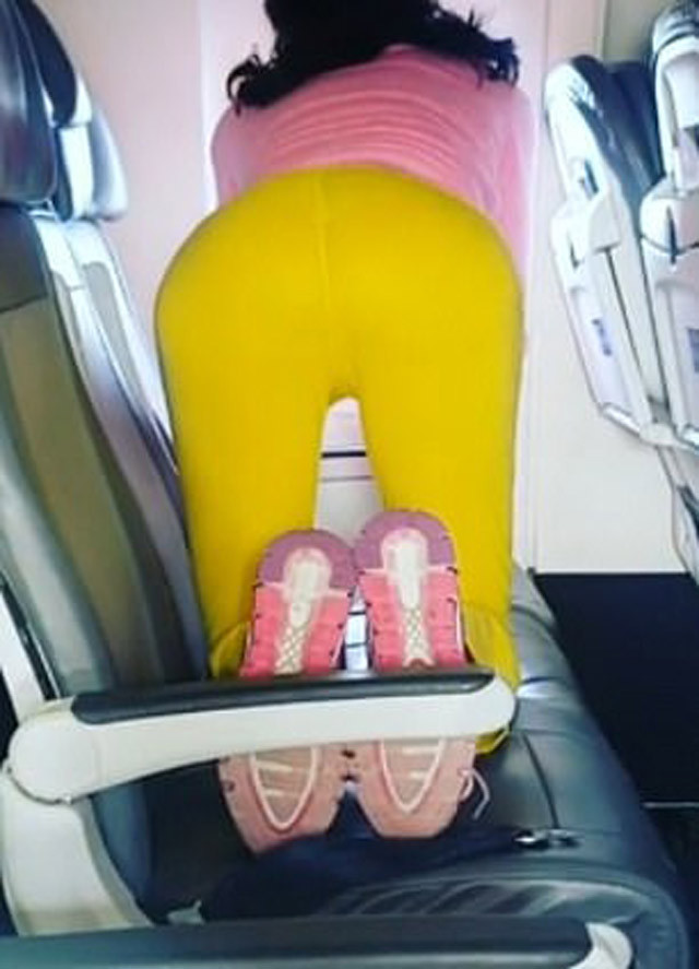 Uçakta yolcuları şaşkına çevirdi! Üç koltuğa uzanıp... - Resim: 2