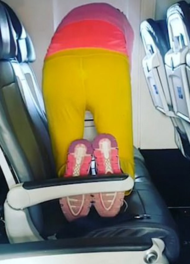 Uçakta yolcuları şaşkına çevirdi! Üç koltuğa uzanıp... - Resim: 3