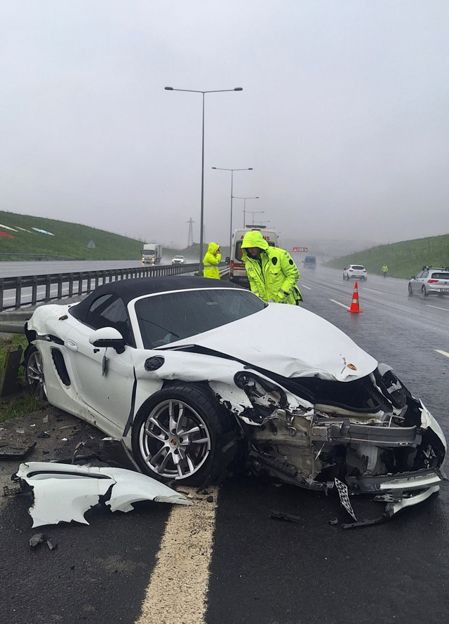 Sultangazi'de bariyere çarpan lüks araç hurdaya döndü - Resim: 0