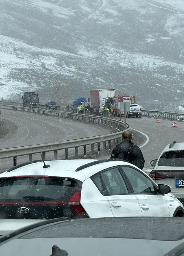 2 yolcu otobüsü ile 2 tırın karıştığı kaza! Ölü ve yaralılar var - Resim: 0