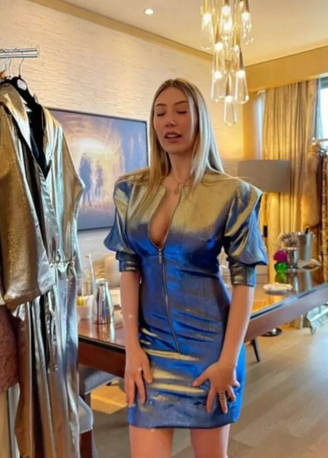 Mehmet Ali Erbil'in kızı Yasmin Erbil sosyal medyayı salladı! Fermuarını açtı göğüs dekoltesi olay oldu - Resim: 0