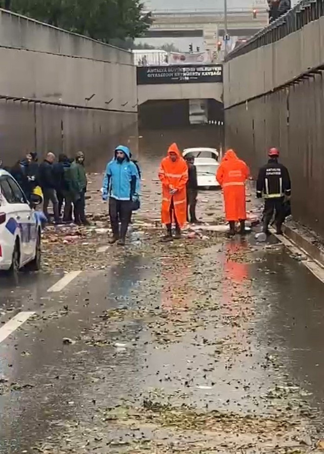 Antalya'da sel can aldı! Kahroldular, arkadaşı anlattı: Arabanın bagajından çıkıyor... - Resim: 0